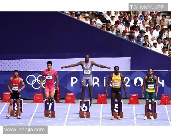 足球明星挑战100米短跑速度极限展现运动员的多才多艺与竞技精神